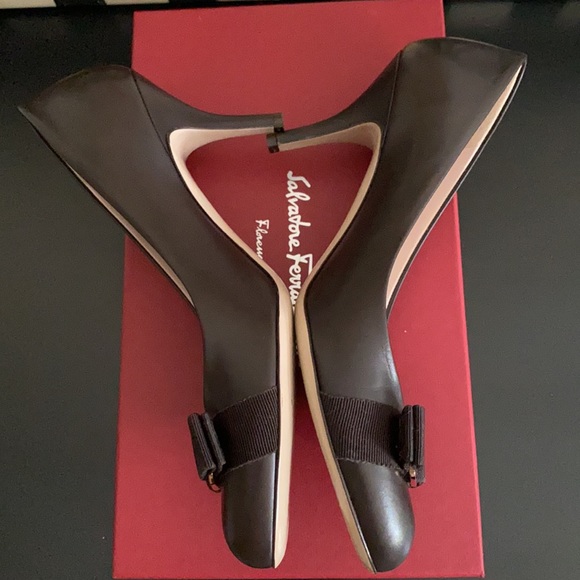 Salvatore Ferragamo Women's Pumps Sz 9 - Picture 3 of 12